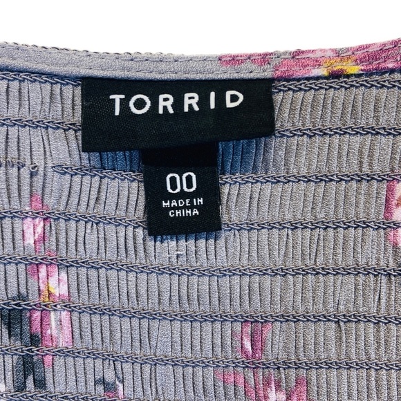 👚 TORRID || Crepe Smocked Floral Blouse- - Picture 5 of 12